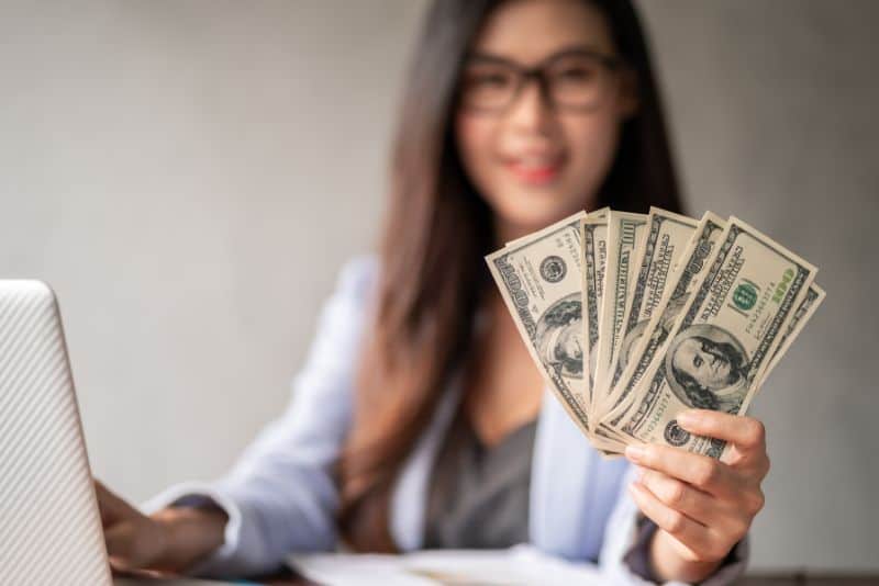 Woman saving $1,000 in 30 days.