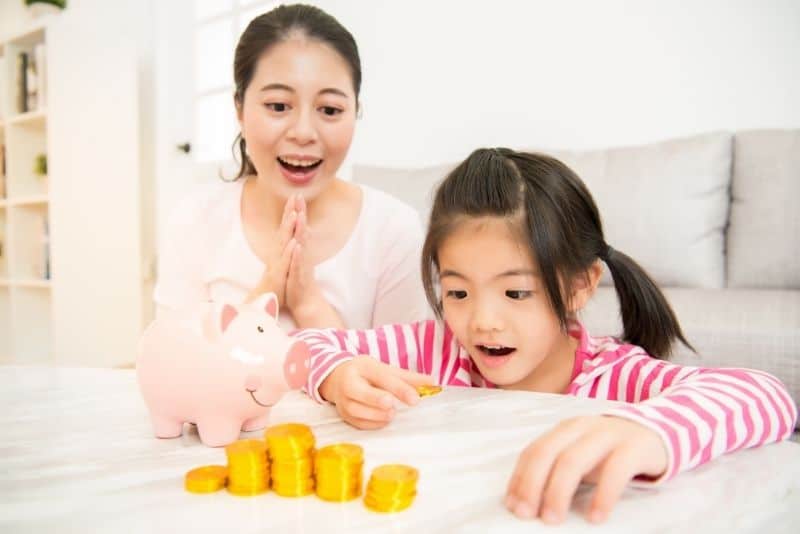 Mom teaching daughter the half payment budget method