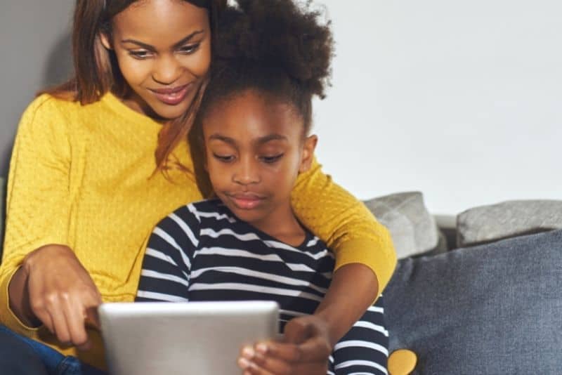 Mom with daughter on budgeting app.