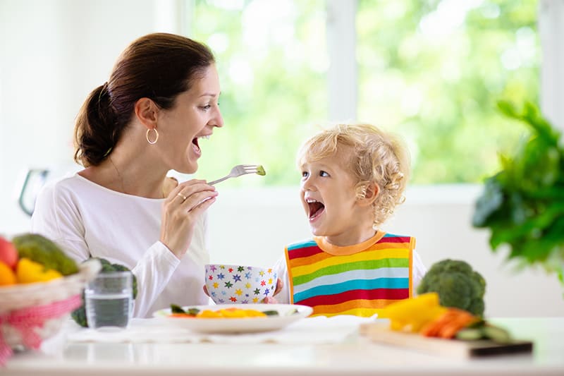 healthy grocery budgeting mom and child