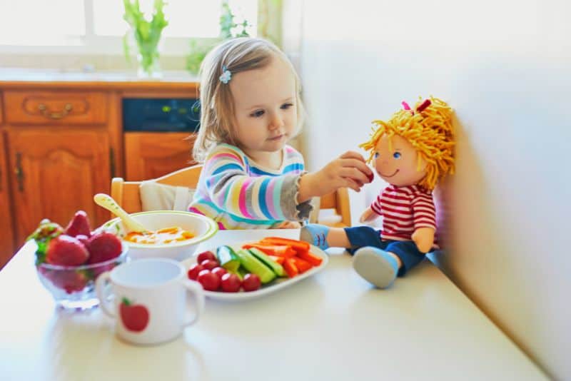 toddler eating healthy foods.