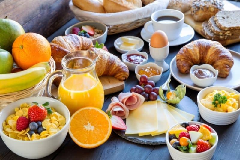 Brunch foods will help you save money while eating out together with family.