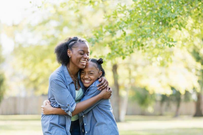 Mom with daughter doing mother daughter activities.