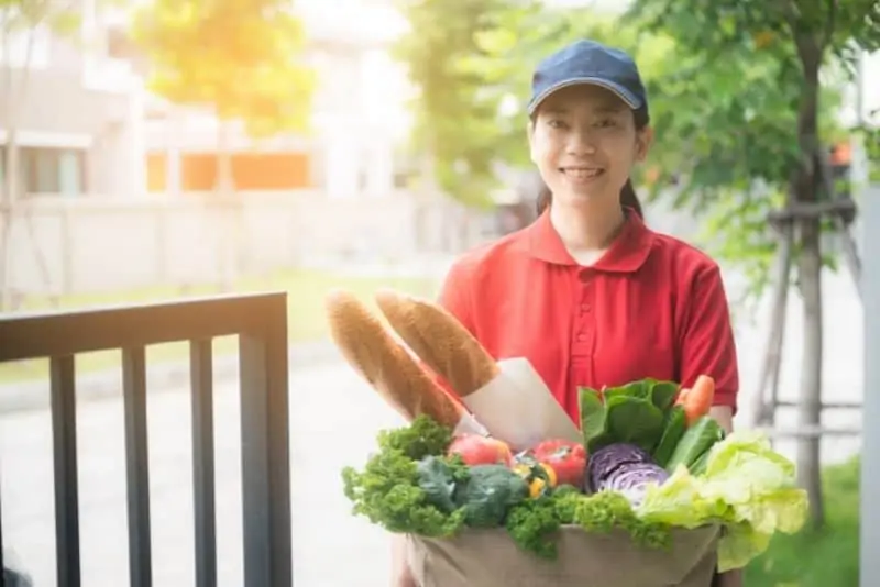 Mom delivering groceries via Instacart to make money online fast and easy.