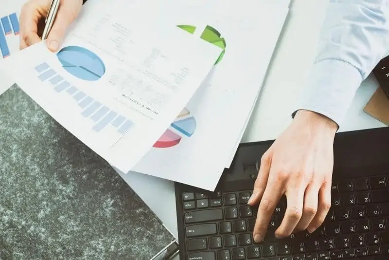 Woman doing online bookkeeping from home.