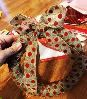 Once the circle is wrapped up, dab more glue to close it.